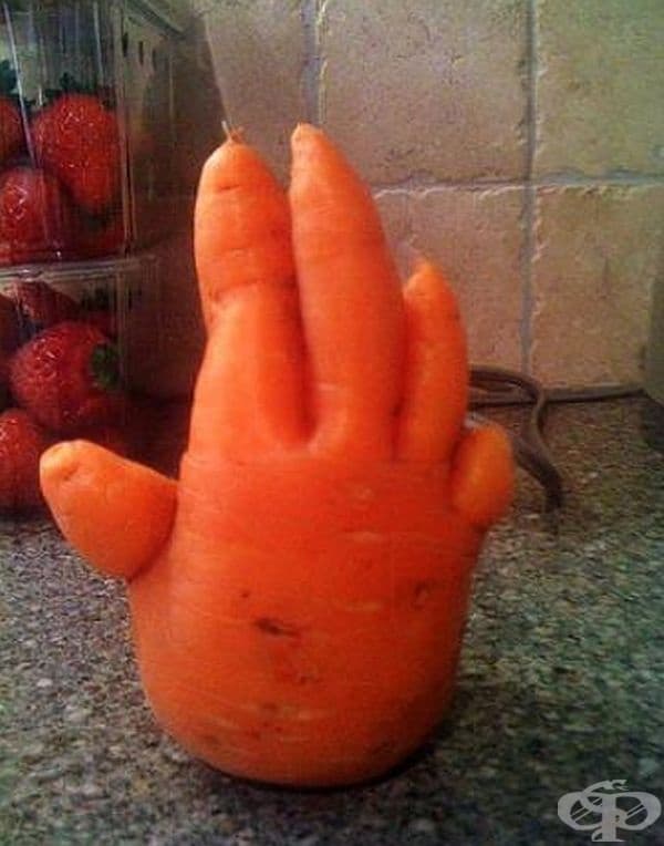 А след него - ръка.