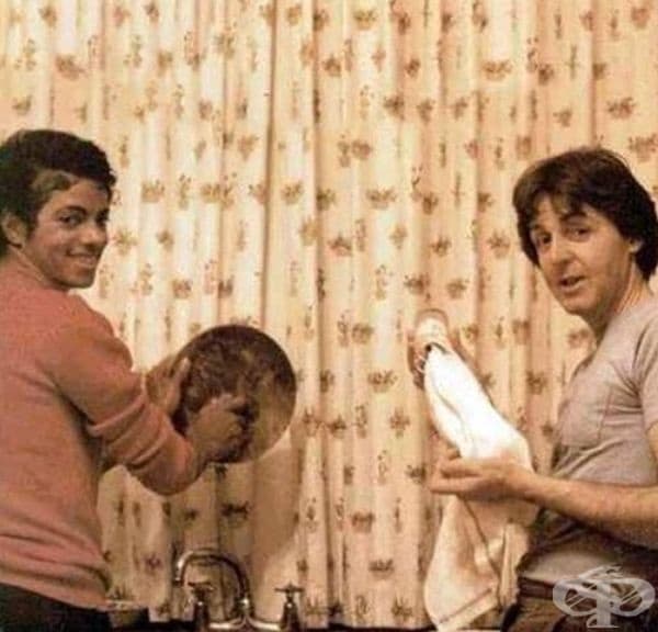 Майкъл Джексън и Пол Маккартни почистват посуда през 1982 година.