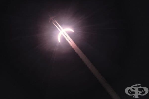 Самолет прелита над слънчево затъмнение.