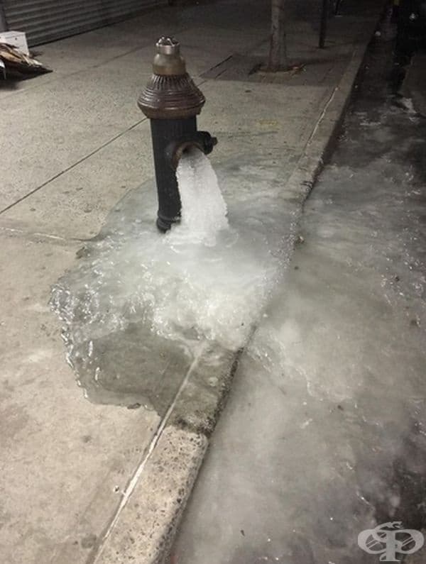 Замръзнала вода от пожарния хидрант.