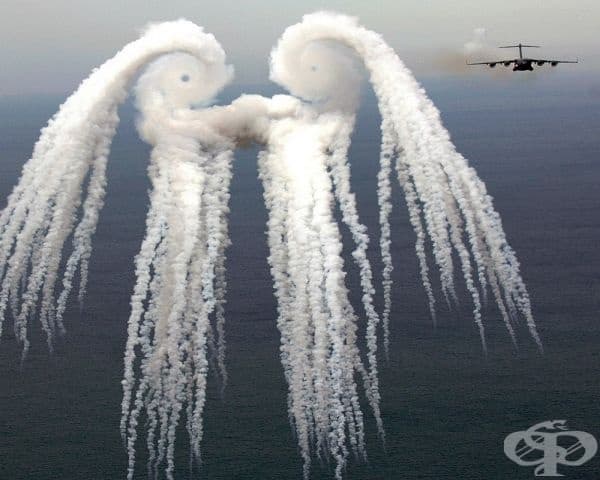 Дим от ракети, изстреляни от C-17 Globemaster III, които образуват фигура на ангел.