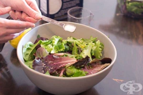 Прибавете едра готварска сол към ястието. Тя многократно ще подобри вкуса му.