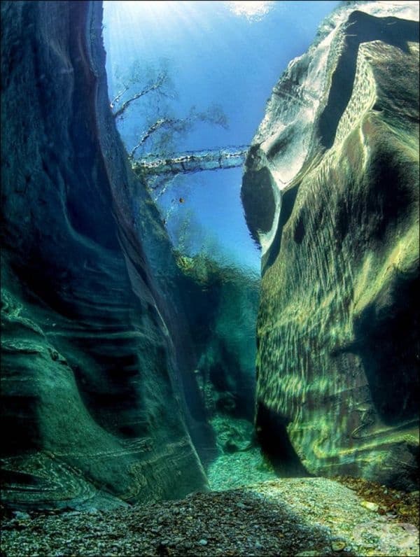 Река Верзаска, Швейцария. Водата е толкова чиста, че дори може да видите дъното през нея.