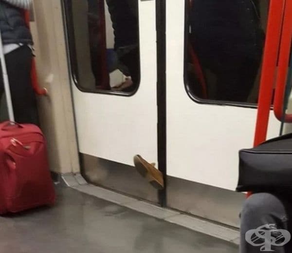 Обувката може да се вземе на следващата метро станция. Надяваме се да не вали.