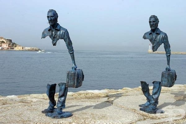 „Les Voyageurs“ или „Пътуващите“ са поредица от бронзови скулптури с естествен размер на Бруно Каталано. Огромна част от телата на фигурите липсва, сякаш бавно изчезват.
