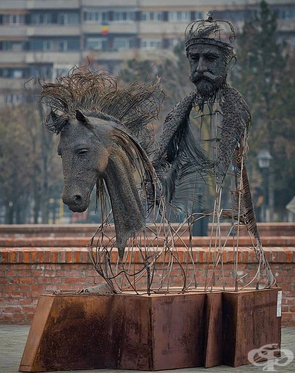 13 скулптури на исторически личности, създадени от желязо и медни жици