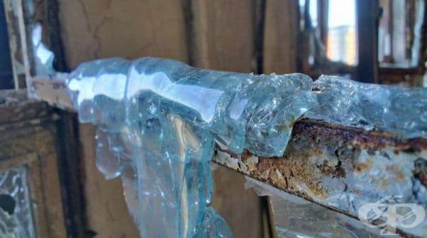 Разтопено стъкло от изгоряла сграда. Напомня на картини на Салвадор Дали.