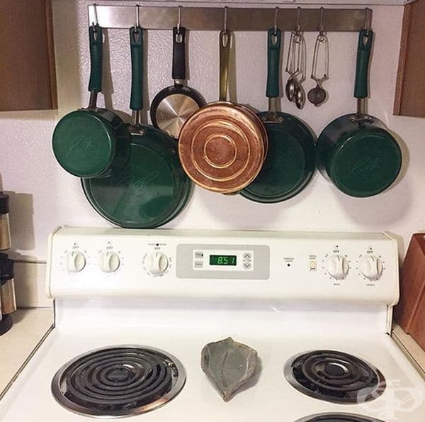 Закачете тиганите над печката. Така ще са ви под ръка и ще спестите място.