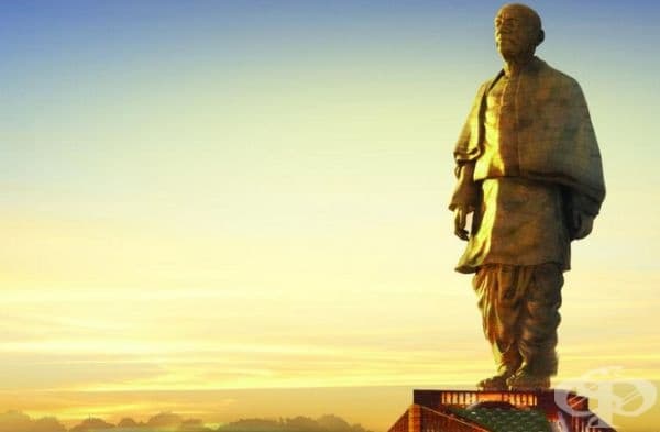 Общата му височина, заедно с пиедестала, е почти 240 метра.