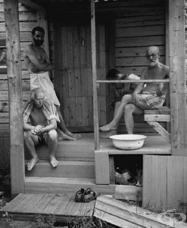 Зигмунд Фройд и Карл Юнг релаксират с приятели в сауна, 1907.