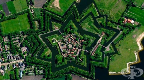 Село Буртанж, Холандия. Крепостта е построена през 1593 г. по време на 80-годишната война по указ на принц Вилем I Орански, който е искал да контролира единствения път между Германия и град Гронинген. В момента се използва като музей на открито.