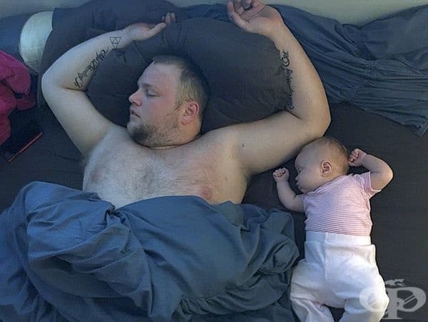 Дори спят по един и същи начин.