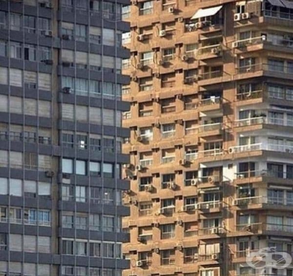 Две сгради. На кадъра е трудно да се разбере коя е отпред и коя отзад.