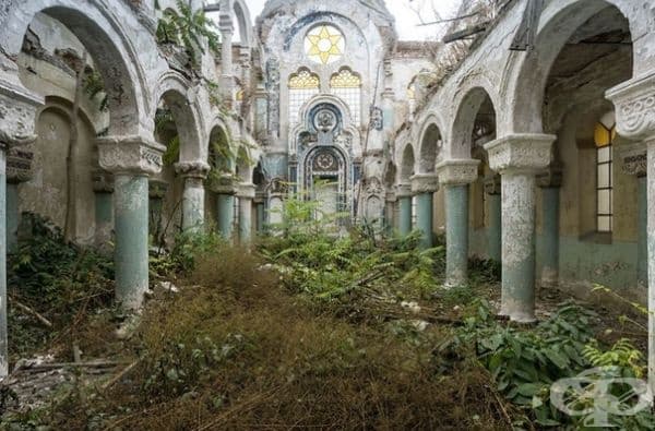 Изоставена синагога в Румъния.