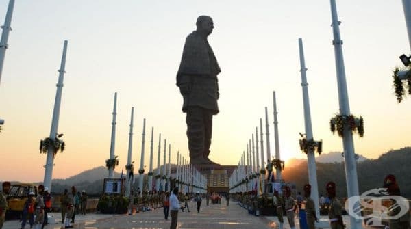 Използвани са 5 700 тона стомана, 75 000 м3 бетон, 18 500 тона желязна армировка и 22 500 тона бронзов лист.