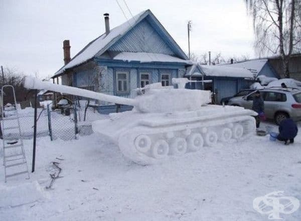 Снежен танк вместо снежен човек.