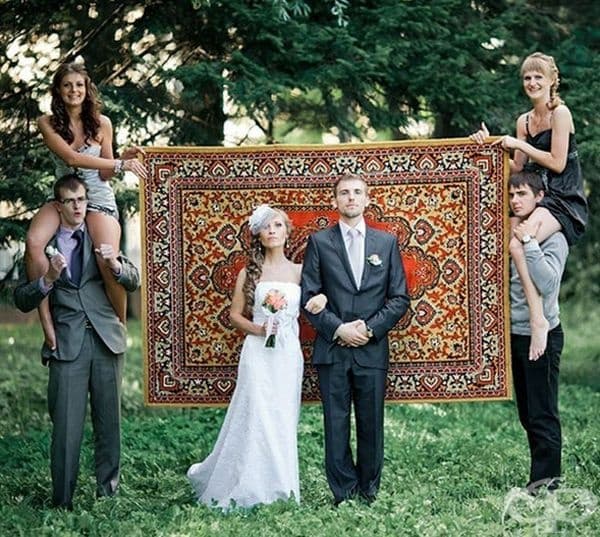 Когато природата не ви харесва за фон на снимка, носете си килим.