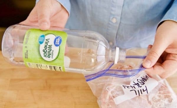 Как да размразите бързо место от фризера? Залейте продукта с оцет. Това ще го размрази по-бързо и ще го омекоти. Преди готвене измийте оцета.