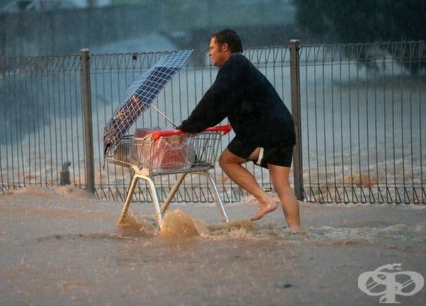 Мъж от Австралия, напазарувал основни хранителни продукти по време на наводнения и тежки бури.