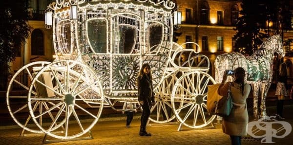 Камионът не е единствен. В столицата инсталират периодично различни осветителни инсталации. На тази карета жителите на града са се порадвали през септември.