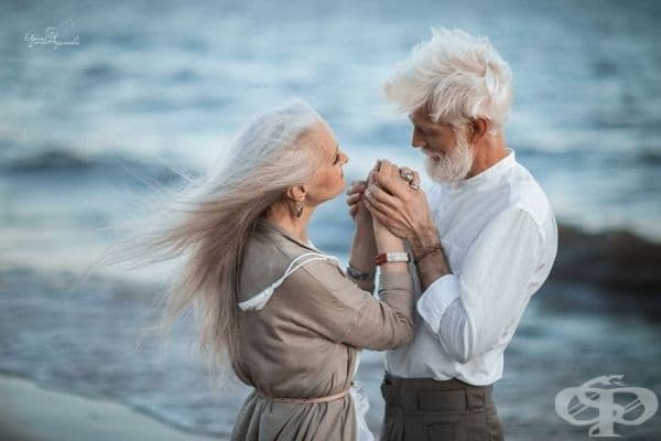 Руски фотограф снима възрастна двойка, за да докаже, че любовта преминава пределите на времето