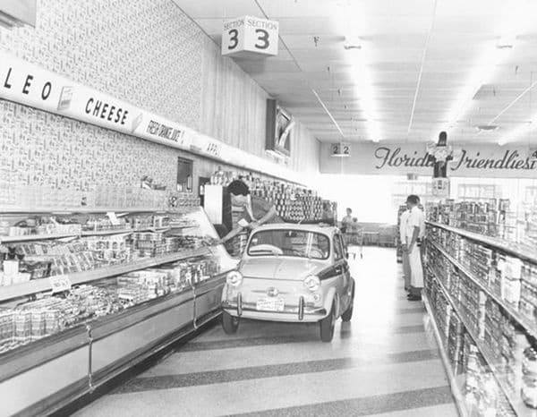 1957 г. Супермаркети Publix представят големите си коридори и възможността за самообслужване на млечни продукти в малък автомобил.