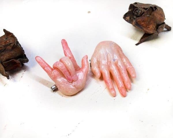 Брошки - ръце.