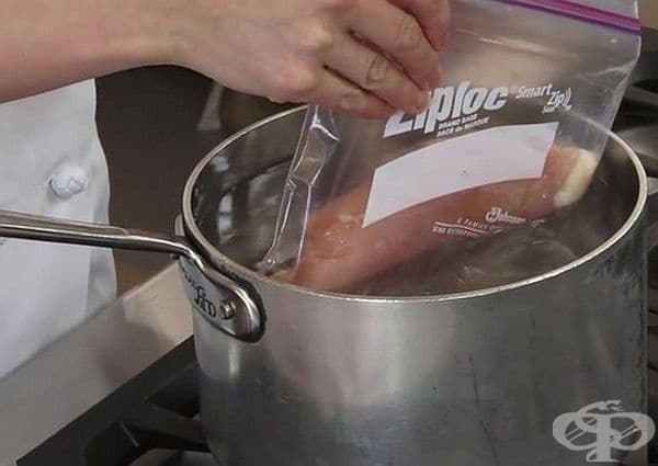 Бързо размразяване на месо. Просто поставете замразеното месо в затворена торбичка и след това в тенджера с вряла вода. Пилешко месо се размразява за около 10 минути.