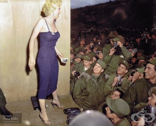 Мерилин Монро позира за войници, 1954г. (оцветено от Дейна Келър).