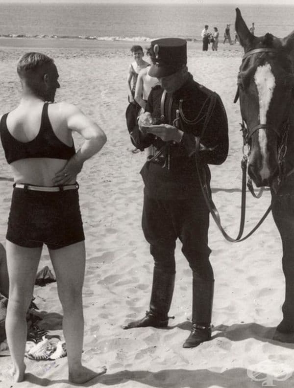 Този мъж е глобен на плажа Heemskerk Beach, Холандия, за това, че не носи прилични дрехи, 1931 г.