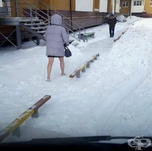 А къде са обувките й?