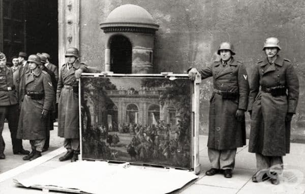 Войници от дивизията на Херман Гьоринг със загубен трофей, 1944.
