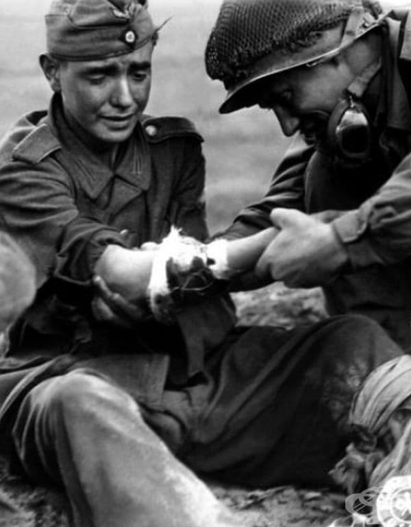 Американски войник преглежда млад германски военнослужещ, 1944.