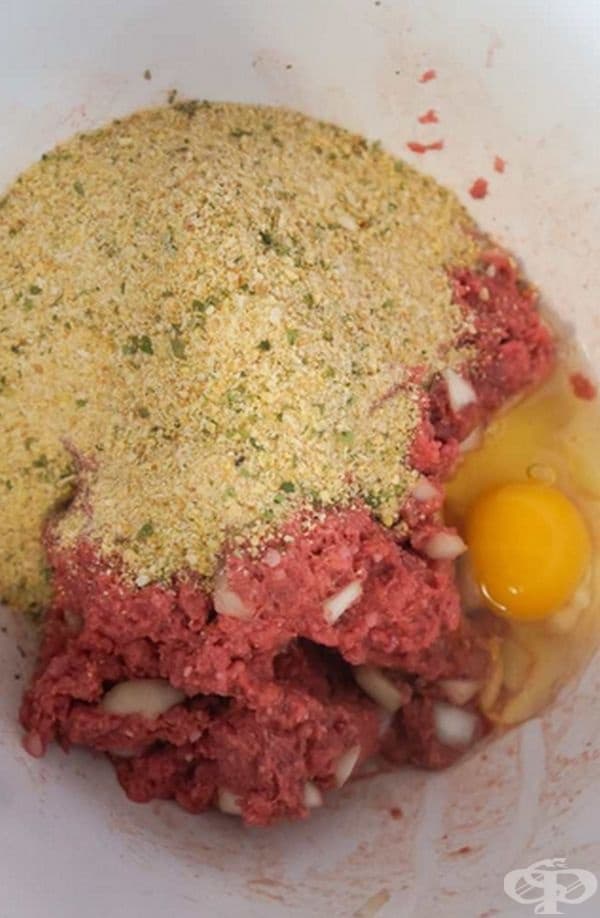 Кюфтетата ви ще станат много сочни и вкусни, ако към сместа прибавите галета или панировка за месо, вместо хляб.
