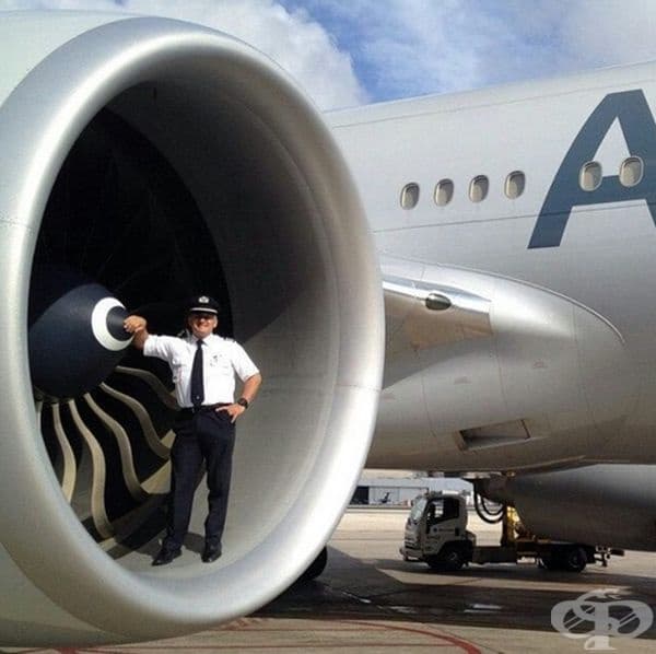 Турбината на Боинг 787 и човек.