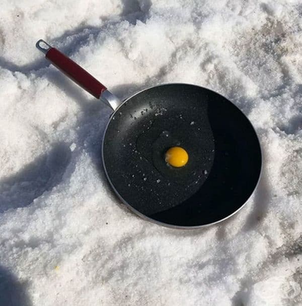 Яйце на тиган в студа.