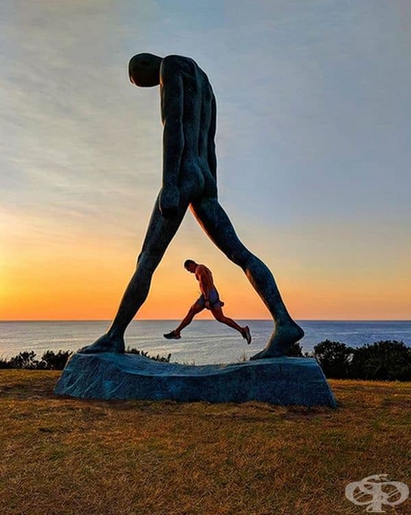 Огромна скулптура, наречена "Walking by Wei Wang", на фестивала "Скулптури край морето" в Бондай бийч, Австралия.