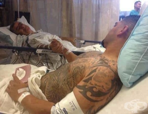 Тази снимка е направена след като син дарява бъбрек за баща си.