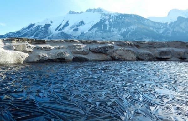 Замръзнало езеро в Швейцария.