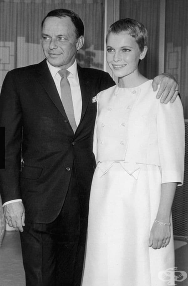 Мия Фароу, 1966 г. На сватбата си с Франк Синатра през 1966 г, Фароу се появява с бяла къса пола и сако. Самият брак се е считал за скандален предвид голямата възрастова разлика между двамата (Фароу – 21г., а Синатра – 51г.)