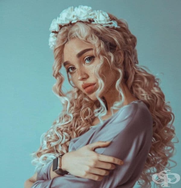 Ксения Рейн. Талантлива художничка, която рисува портрети. Любовта й към естетиката се вижда и от снимките. Хиляди фенове следят нейното творчество и се вдъхновяват от ярките й образи.