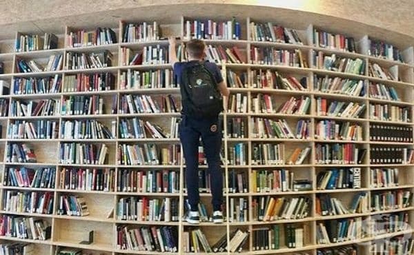 В 19:30 учениците вечерят и правят домашните си в периода между 20:00 и 21:00.