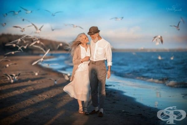 Руски фотограф снима възрастна двойка, за да докаже, че любовта преминава пределите на времето