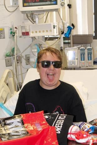 Джийн Симънс от KISS изпълнява последното желание на умиращо дете на 17