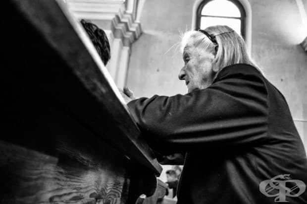 Един ден от живота на 83-годишна баба във фермата в снимки