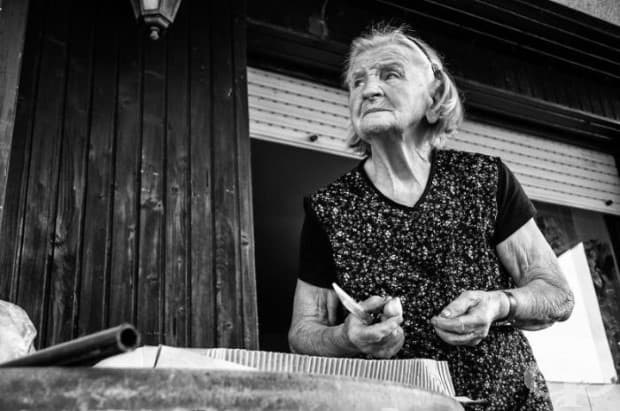 Един ден от живота на 83-годишна баба във фермата в снимки