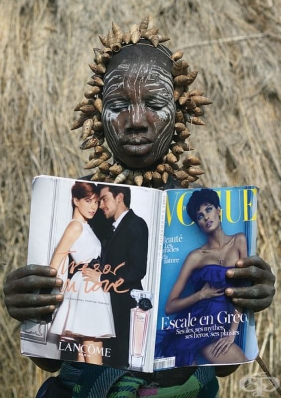 Жена от племето Мурси от Етиопия разглежда списание Vogue за първи път.