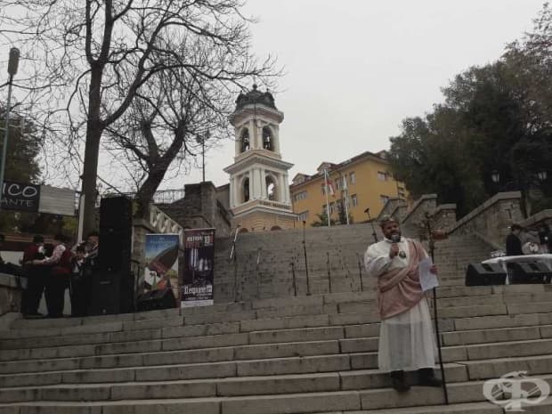Официално откриване в подножието на Стария град.