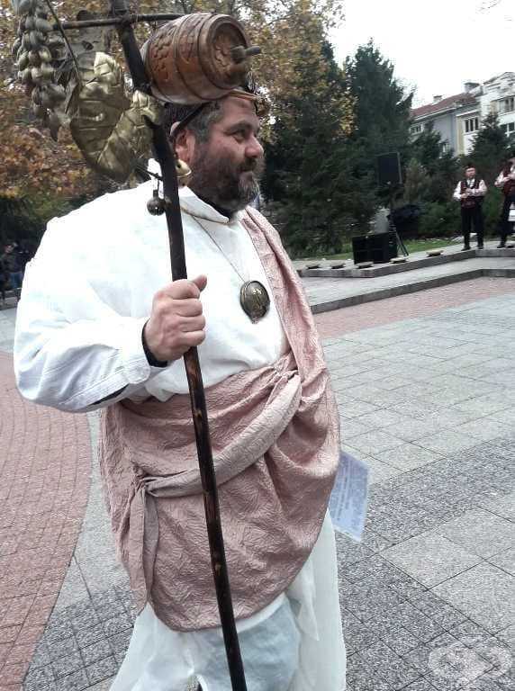 Виктор Бойчев в ролята на бог Дионис.