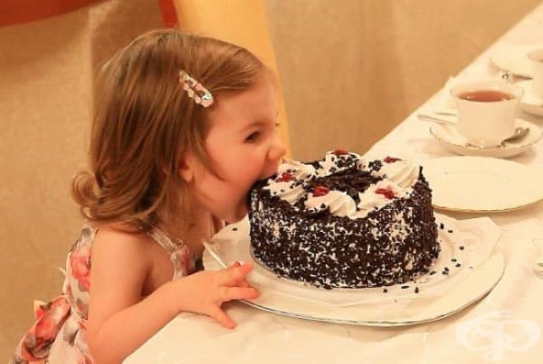 Мама каза да не докосвам с пръст тортата. Но не е казала нищо за зъбите.